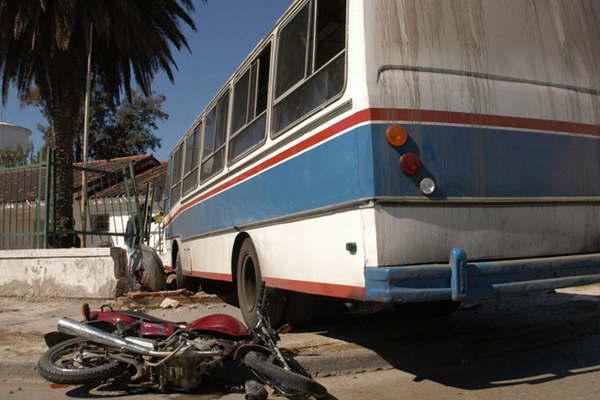 Motocicleta herido al ser atropellado por un colectivo en La Banda