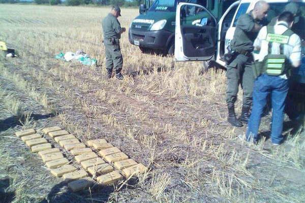 Secuestran 135 kilogramos de marihuana lanzados por una avioneta en el liacutemite de Tucumaacuten y Santiago
