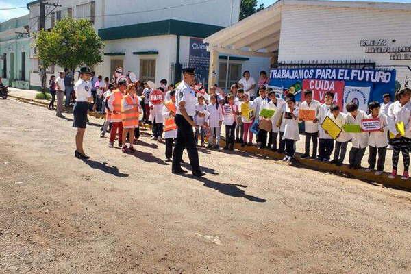 Policiacutea Comunitaria cerroacute el Proyecto Escuelas Seguras en Villa Ojo de Agua