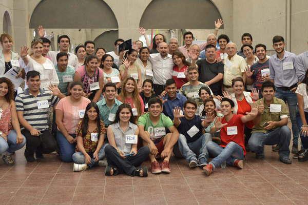 Joacutevenes se ocupan de temas como los consumos problemaacuteticos violencia sexualidad y diversidad