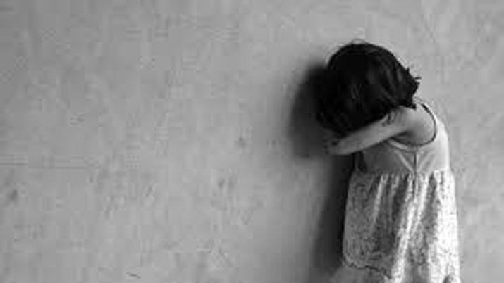 Encuentran a dos nintildeos bajo la mesa y con los pantalones abajo