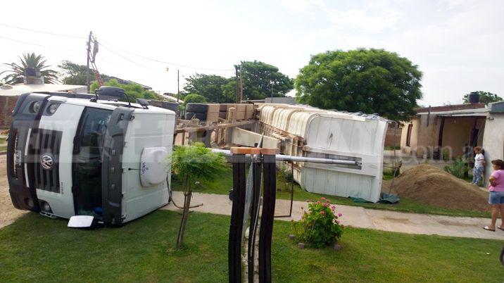 Insoacutelito- camioacuten que descargaba arena volcoacute sobre la vereda de una casa en Quimiliacute