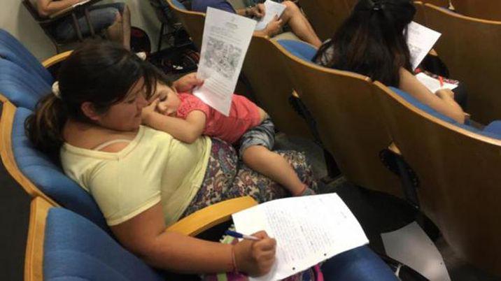 La foto que emociona- una madre rindioacute un examen con su hija en brazos