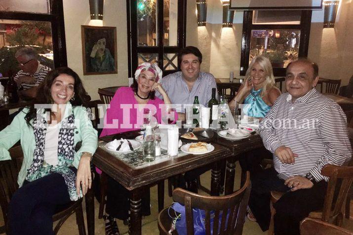 Graciela Borges y sus amistades en un local de Santiago del Estero