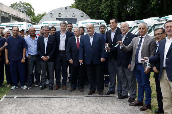 El Ministerio de Salud recibioacute seis ambulancias del Gobierno nacional