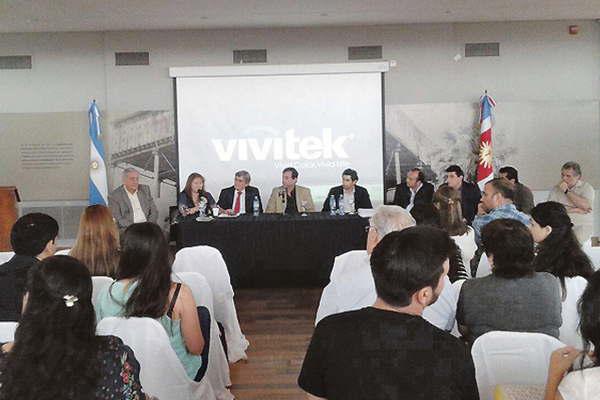 Mukdise participoacute en Santiago de una reunioacuten de intendentes y concejales