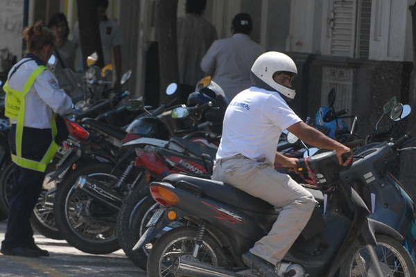 Motociclistas que incumplan las reglas de traacutensito no podraacuten usar los estacionamientos puacuteblicos 