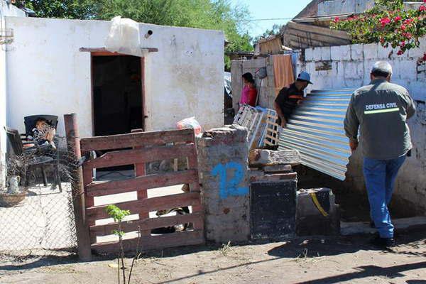 Asisten a una familia del barrio Huaico Hondo por derrumbe en su vivienda
