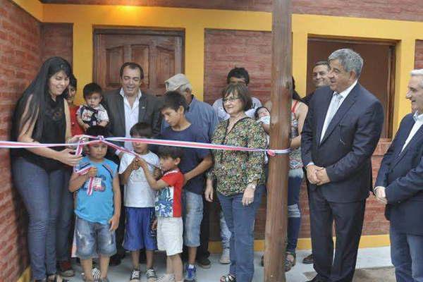 Entregaron viviendas sociales a familias de la comuna de Sol de Mayo