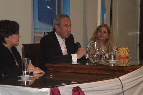 El escritor Hugo Rodriacuteguez presentoacute su nuevo libro