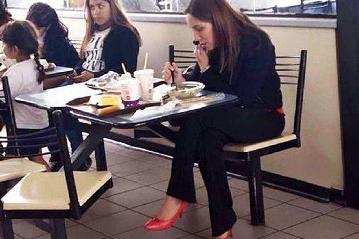 María Eugenia Vidal en un local de McDonalds en la ciudad de La Plata