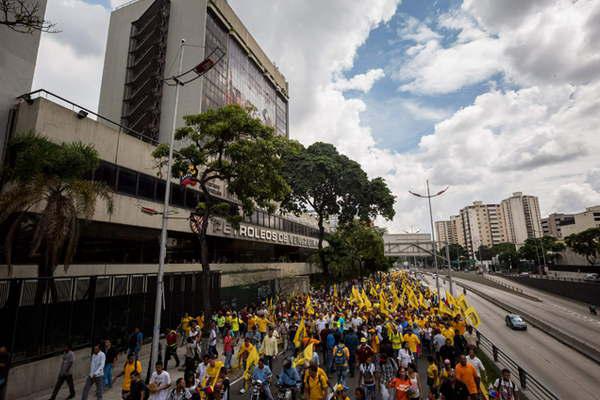 Opositores marcharon para exigir un canal humanitario de medicinas