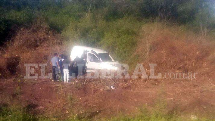 Cuatro joacutevenes heridos tras violento vuelco en El Mojoacuten