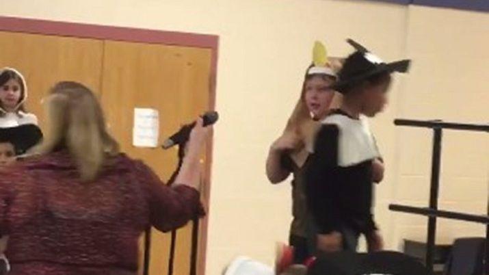 Indignante actitud de una maestra con un nintildeo con autismo