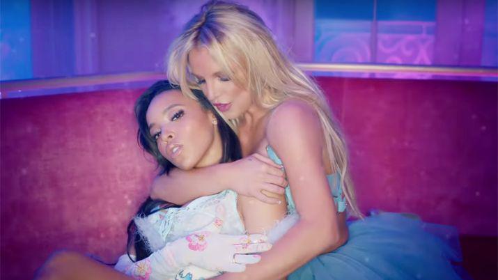 Britney Spears lanzoacute videoclip hot donde juguetea con otra mujer