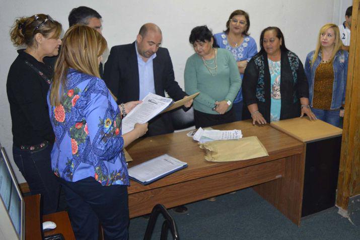 Las autoridades de la comuna de La Banda al instante de la apertura de sobres