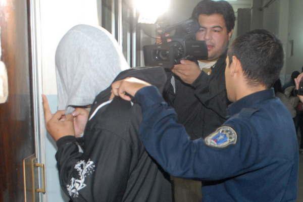 Dos hermanas adolescentes habriacutean filmado al padre con celular hartas de ser violadas por antildeos