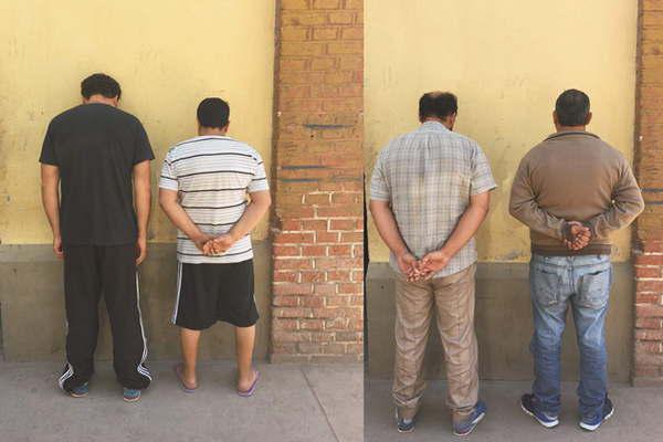 Miembros de una banda que robaba y desarmaba vehiacuteculos amenazaron con un arma a policiacuteas