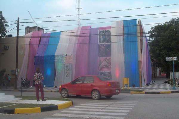 Desaparecioacute el edificio de la Municipalidad de Fernaacutendez bajo una fachada de bellos colores