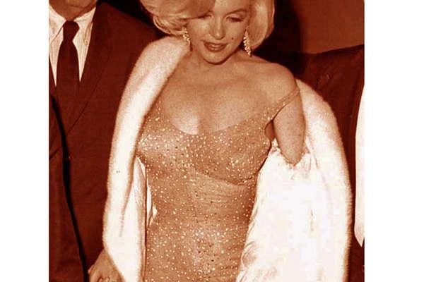 Un vestido de Marilyn Monroe se vendioacute por 48 millones de doacutelares 