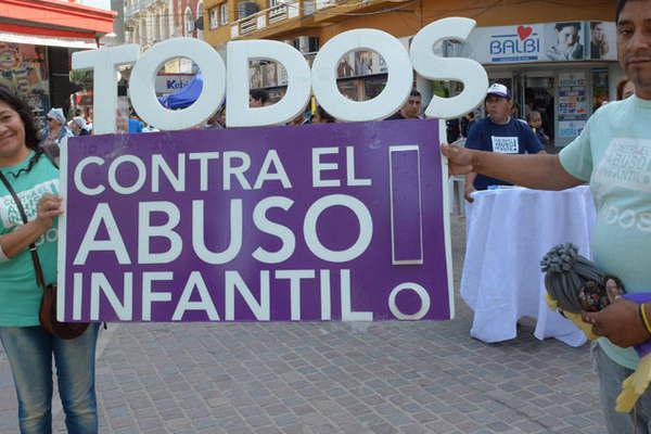 Nintildeos de la ciudad con sus padres marcharon contra el abuso infantil