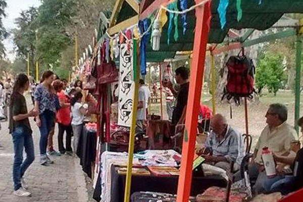 Invitan a la comunidad a la Feria de Artesanos 