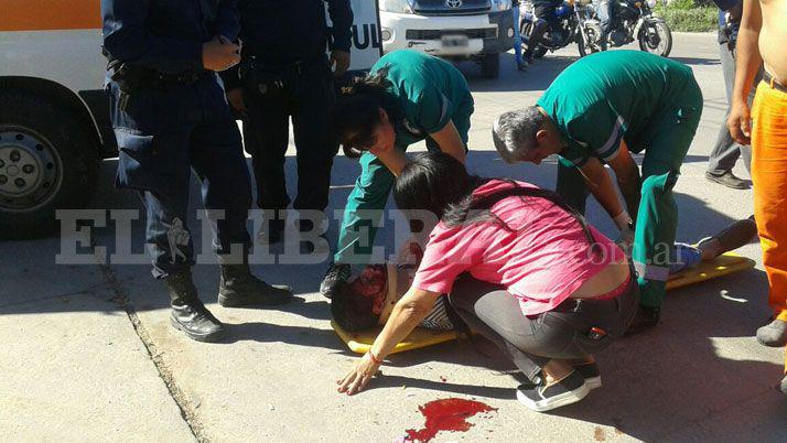 Motociclista grave al chocar contra un poste