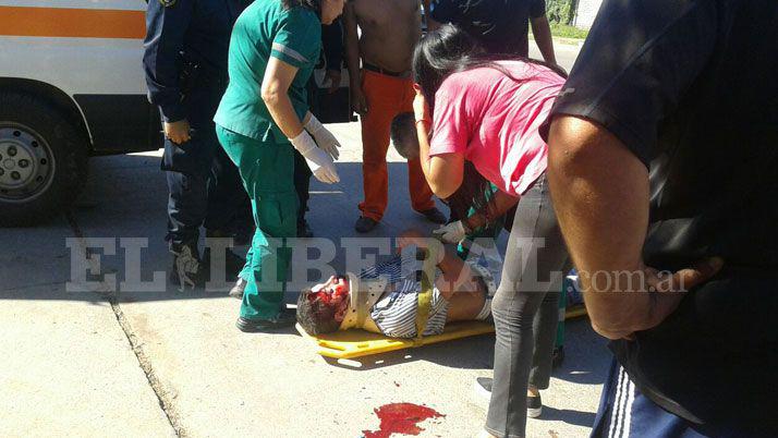 Motociclista grave al chocar contra un poste