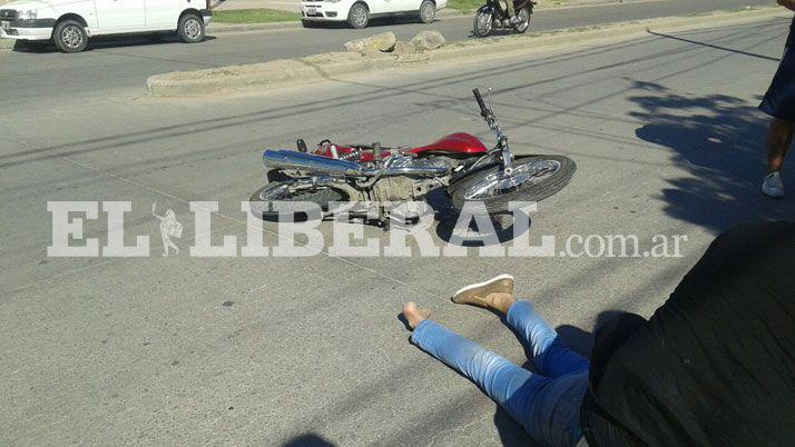 Motociclista grave al chocar contra un poste