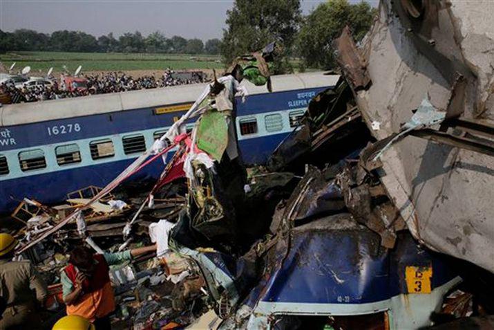 Rescatistas trabajaron en el lugar del descarrilamiento