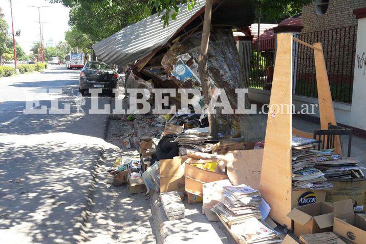 El choque provocó la destrucción del local de venta de revistas y de diarios