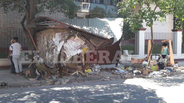 Puesto de revistas fue destruido por un choque