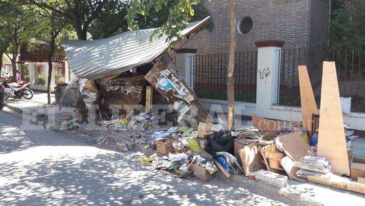 Puesto de revistas fue destruido por un choque