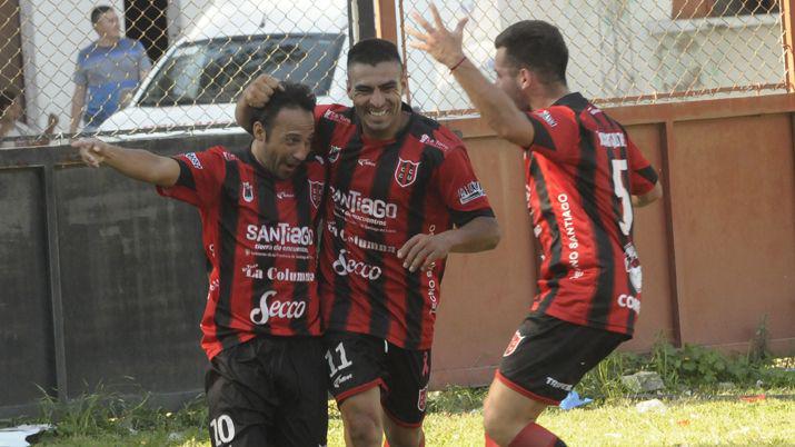 Comercio le ganoacute 1 a 0 a Tiro Federal pero no le alcanzoacute