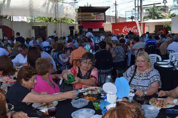 El senador Zamora participoacute del festejo por el Diacutea del Adulto Mayor