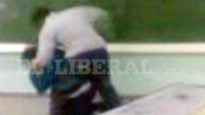 Golpeó a un alumno dentro del aula y se fugó