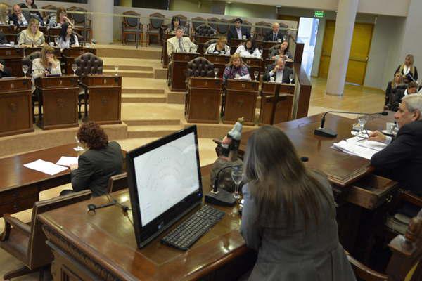 Solicitan el uso de carteles con nuacutemeros uacutetiles en colectivos