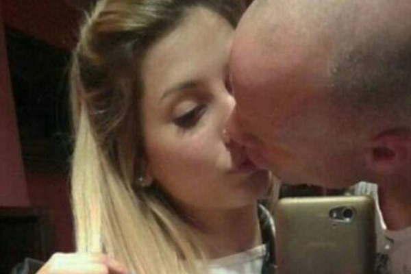 El papaacute de Barbie a los besos con una chica menor  