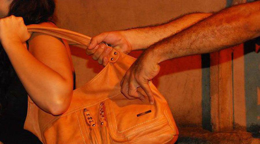 Detienen a un menor que asaltoacute a una joven en la parada del colectivo