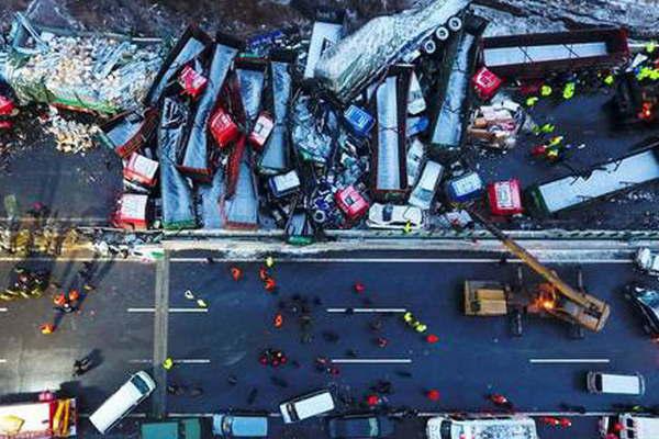 Hubo 17 muertos en choque muacuteltiple de 56 vehiacuteculos por la baja visibilidad 
