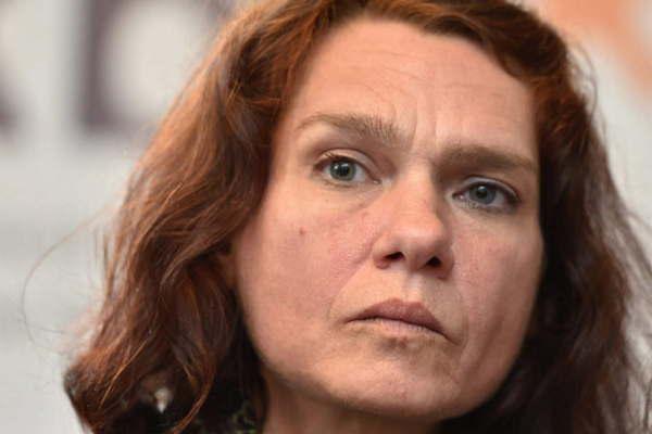 Las escritoras Asli Erdogan y Necmiye Alpay continuaraacuten en prisioacuten en Estambul