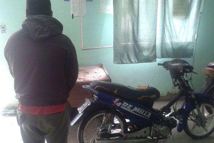 Adolescente fue descubierto con una moto robada
