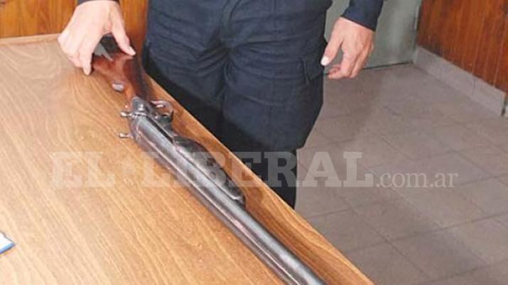 Golpeoacute a su mujer y disparoacute al aire para no matarla