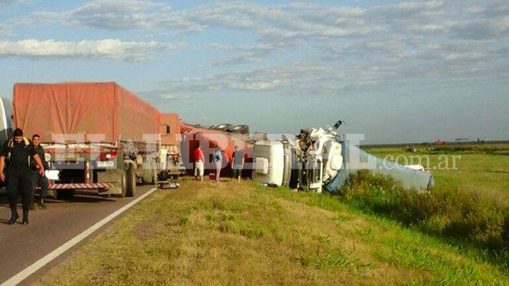 Violento accidente entre cuatro camiones y una camioneta en Ruta 34