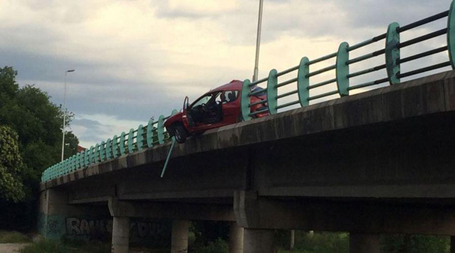 Un joven ebrio rompioacute las barandas y quedoacute colgando sobre un riacuteo