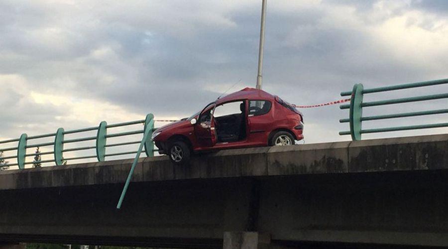 Un joven ebrio rompioacute las barandas y quedoacute colgando sobre un riacuteo