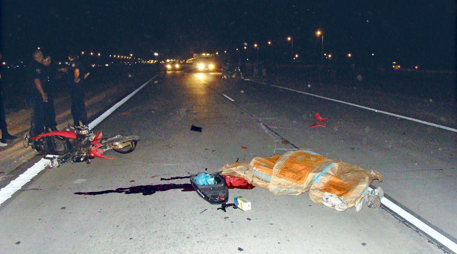 Motociclista murioacute tras colisionar con un camioacuten