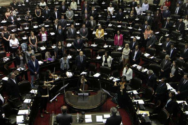 Gobierno y organizaciones firman acuerdo para declarar la emergencia social por 3 antildeos