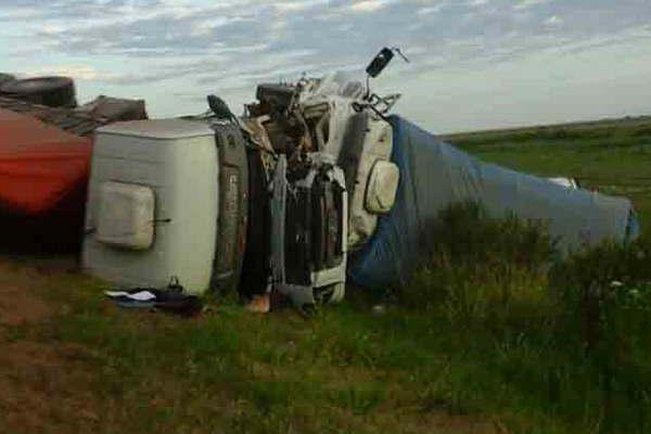 Chofer de una camioneta resultoacute fracturado en un muacuteltiple accidente 