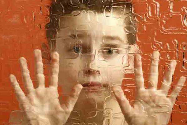 Denuncian que padre abusoacute de nintildeo autista y manoseoacute a nintildeera